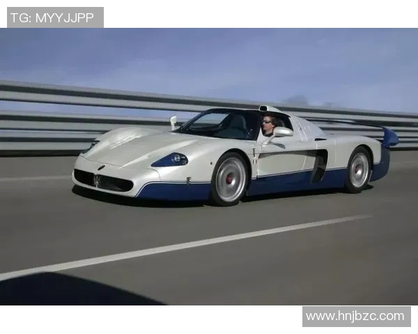 全球足球明星的豪华座驾揭秘与评析，探索他们的个性化选择与驾驶体验